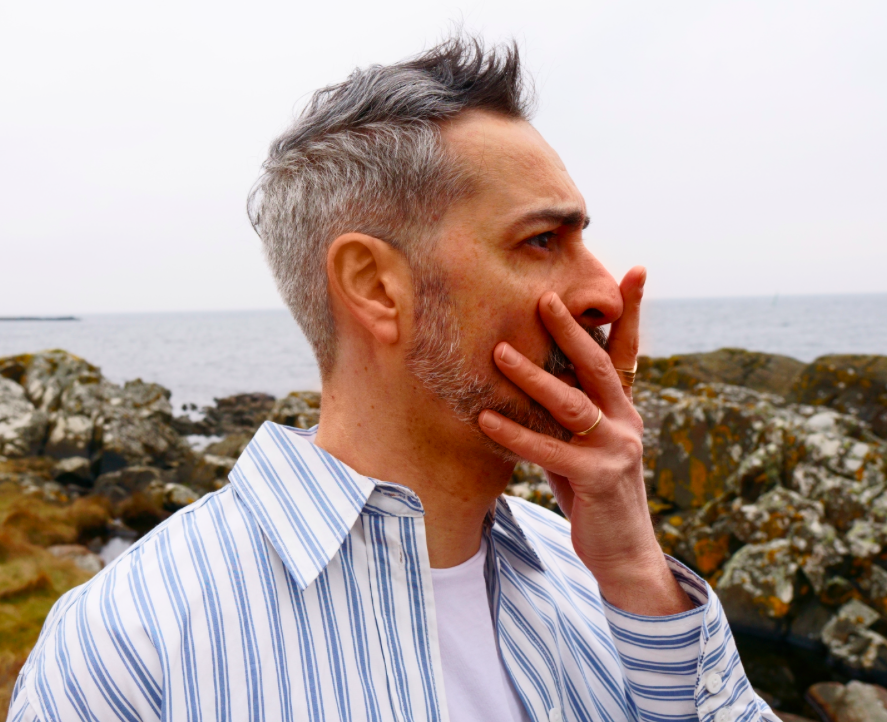 Ran Nir shares his sparkling new single 'New Joy' - the riser unveils a new chapter in his journey...

clashmusic.com/news/ran-nir-s…