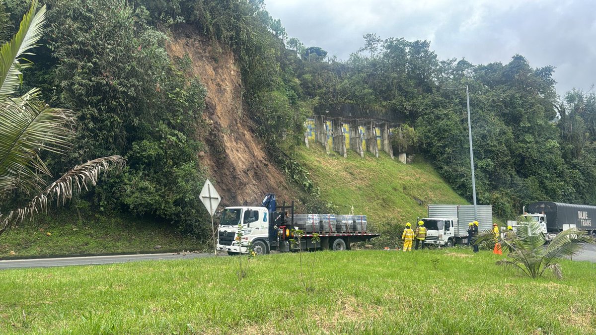 ¡Atención!
Derrumbe en el sector Lucitania en el momento  se encuentra  habilitada la vía a un solo un carril.

Recomendamos transitar con precaución o tomar vías alternas.

Estaremos informando sobre cualquier novedad.