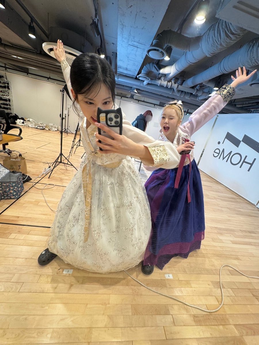 sharp_0307's tweet photo. 핫걸 VS 딩초 https://t.co/2EPinYccnC