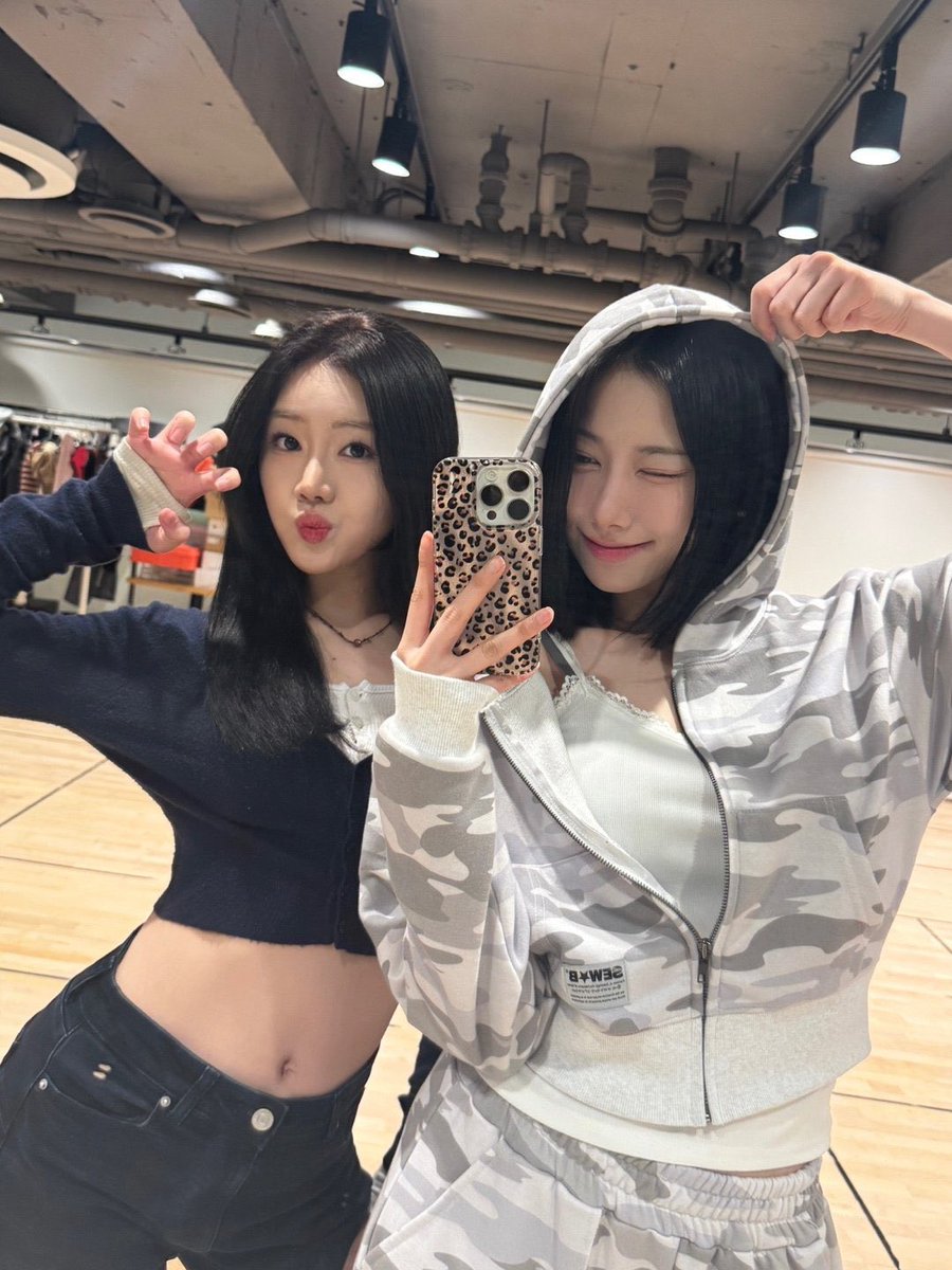 sharp_0307's tweet photo. 핫걸 VS 딩초 https://t.co/2EPinYccnC