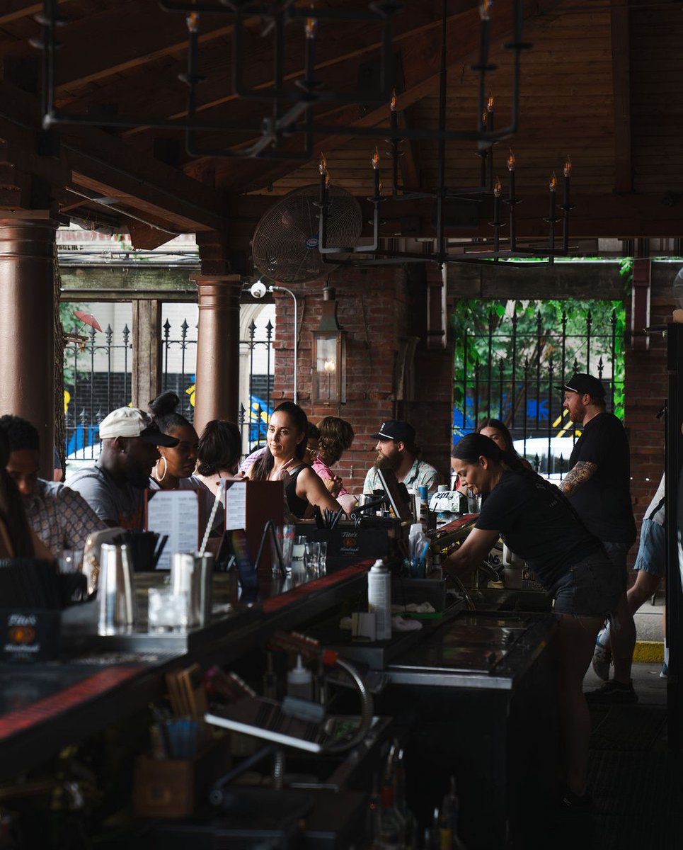 It's giving... half-price happy hour! 🍻 Patio drinking has never tasted so good. Get the weekend started with your favorite drinks for cheaper from 3pm - 7pm.