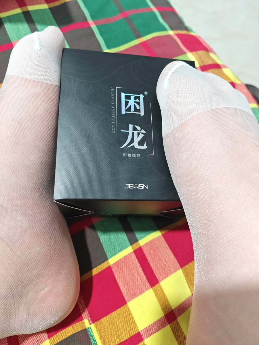 fengdoudefeng1's tweet photo. 妈妈在客厅看电视，小伪娘偷偷在房间里面带上贞操锁。 https://t.co/4nJqZeECud