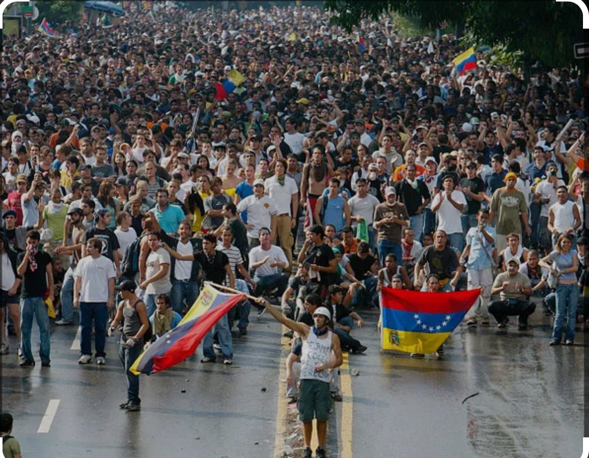 Hace 23 años, el pueblo venezolano se alzó con dignidad para derrocar al tirano Hugo Chávez. Hoy, las razones para retomar la senda de la libertad son infinitamente más contundentes. 
La asfixia económica al régimen continuará con la misma ferocidad con la que ellos han
