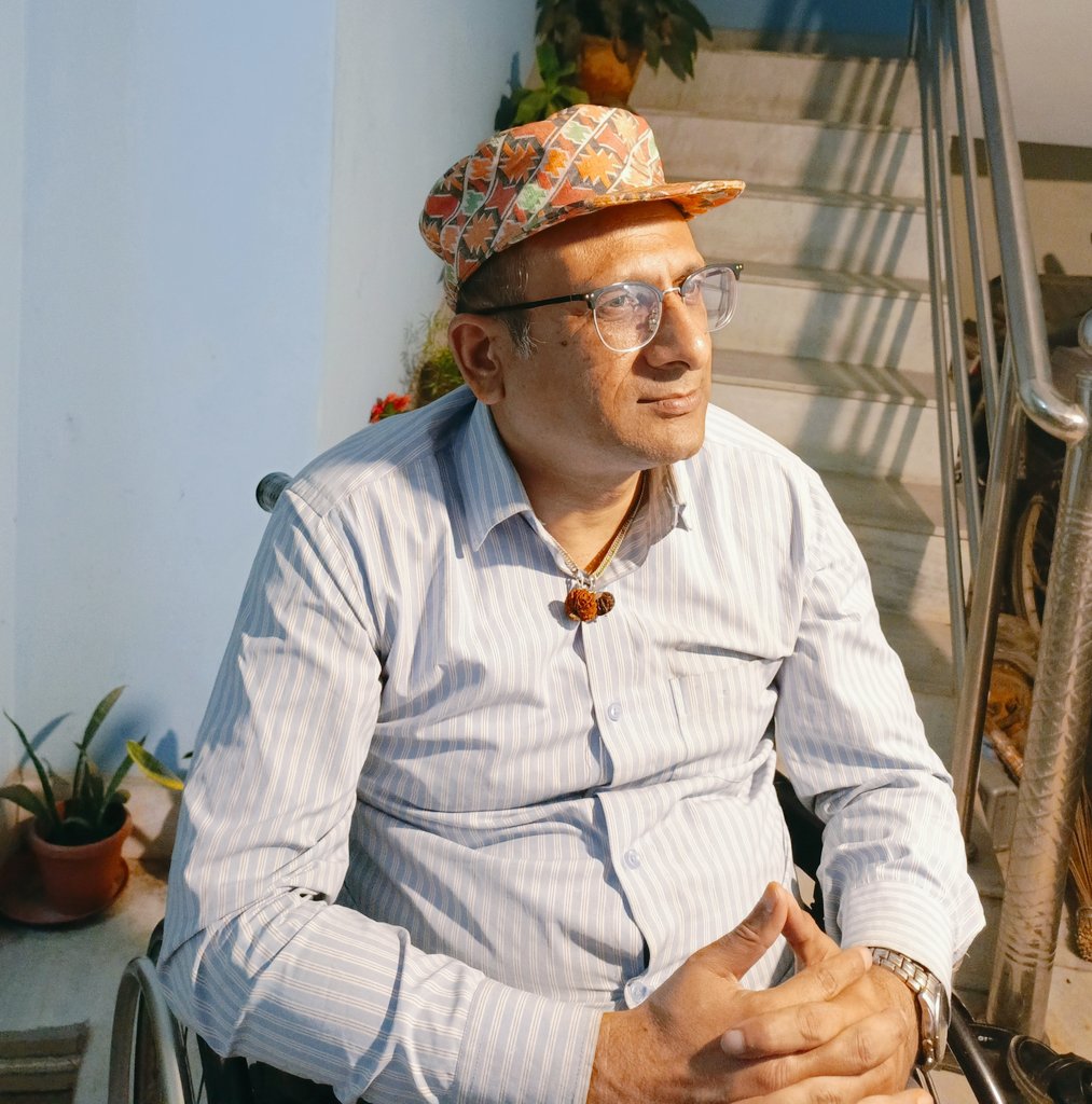 समाजमा स्वास्नी र ससुरालीले बाहृेक नचिनेको पहिचानको संकट बेहोरेको एउटा अर्धस्वाँठले फेरि मेरोबारेमा नानाथरी लेखेछ।
हो, म दुर्घटनामा परेँ तर तँ साङ्ग भएर देश, समाजका लागि के गरिस्?
अब म अकालमा मरेँ भने पनि समाजको कम्तिमा एक लाख मानिसले गजेन्द्र मरेछ भन्छन्। यो मेरो सामाजिक