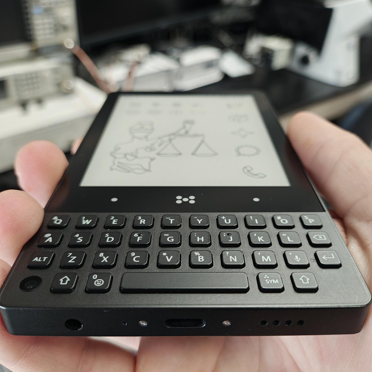 Changed my main device to the Minimal Phone to take back my attention and avoid blue light. Took some setup but feels amazing so far.