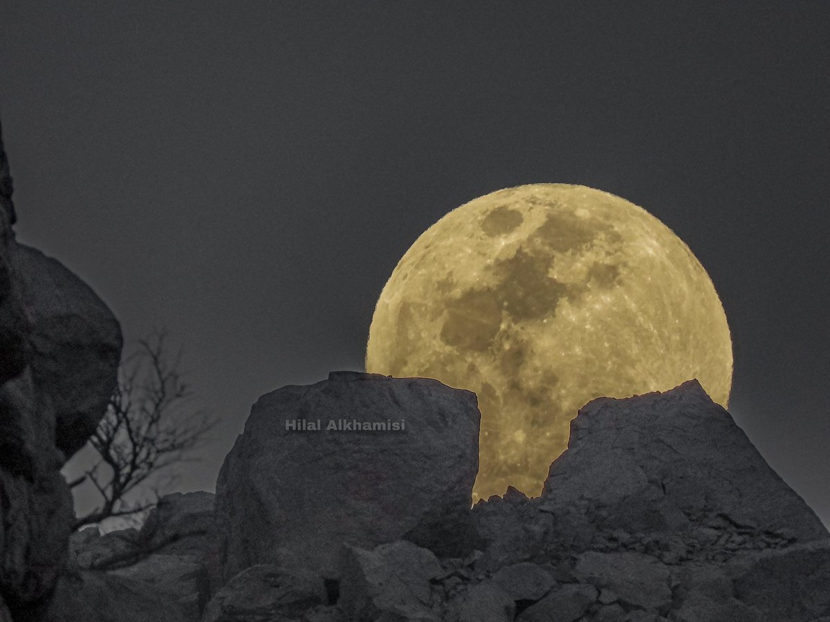 منظر جميل ما شاء الله للقمر الان في جبال ولاية #خصب #مسندم 
#هلال_الخميسي