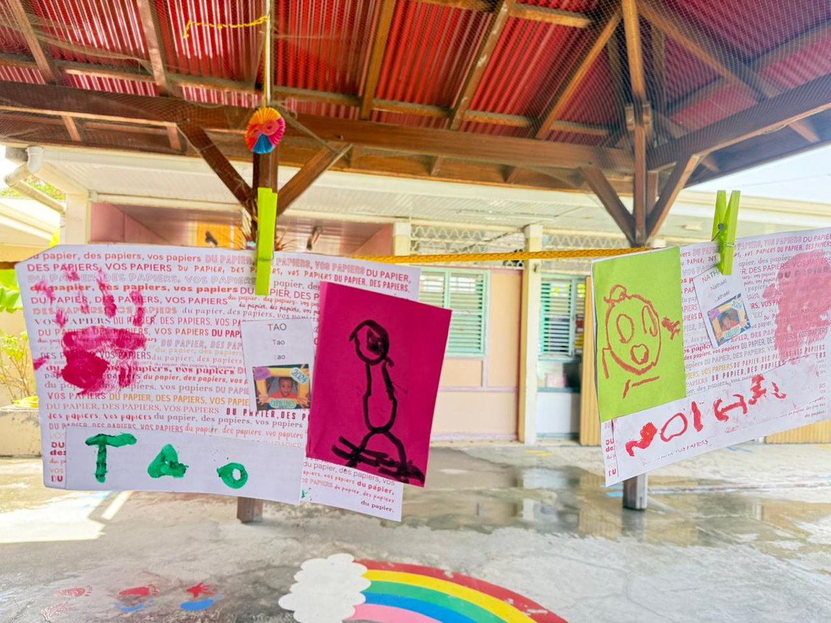 La Grande Lessive: "Du papier, des papiers, vos papiers", Les élèves de la maternelle les Corallines se sont exprimés lors de cette édition en déchirant, en froissant, en dessinant sur du papier recyclé. Une thématique commune avec le collège de secteur.