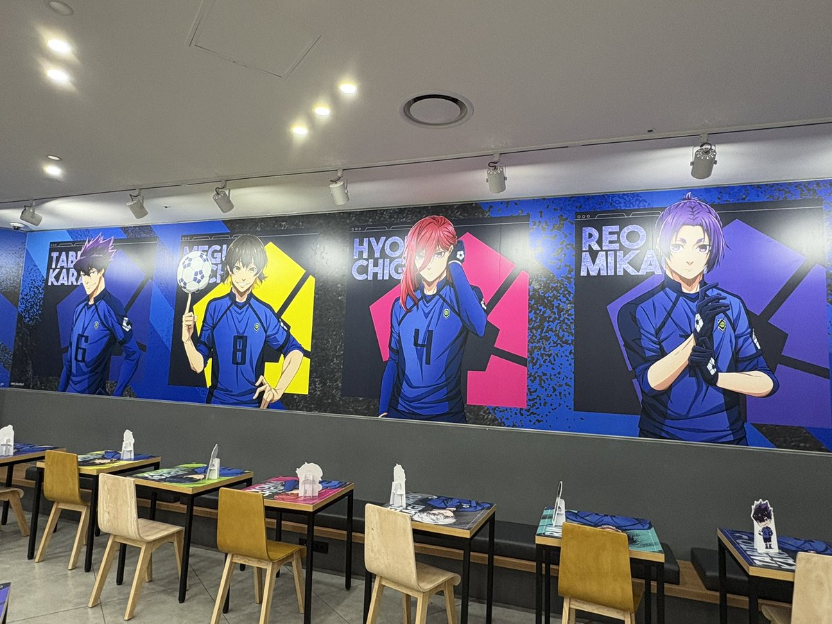 친구들과 #블루록X애니플러스 #서울합정점 콜라보 카페 다녀온 후기 ⚽️ 레오 음료가 참 맛있었음! 배고파서 그런지 나기레오 한정메뉴도 생각보다...