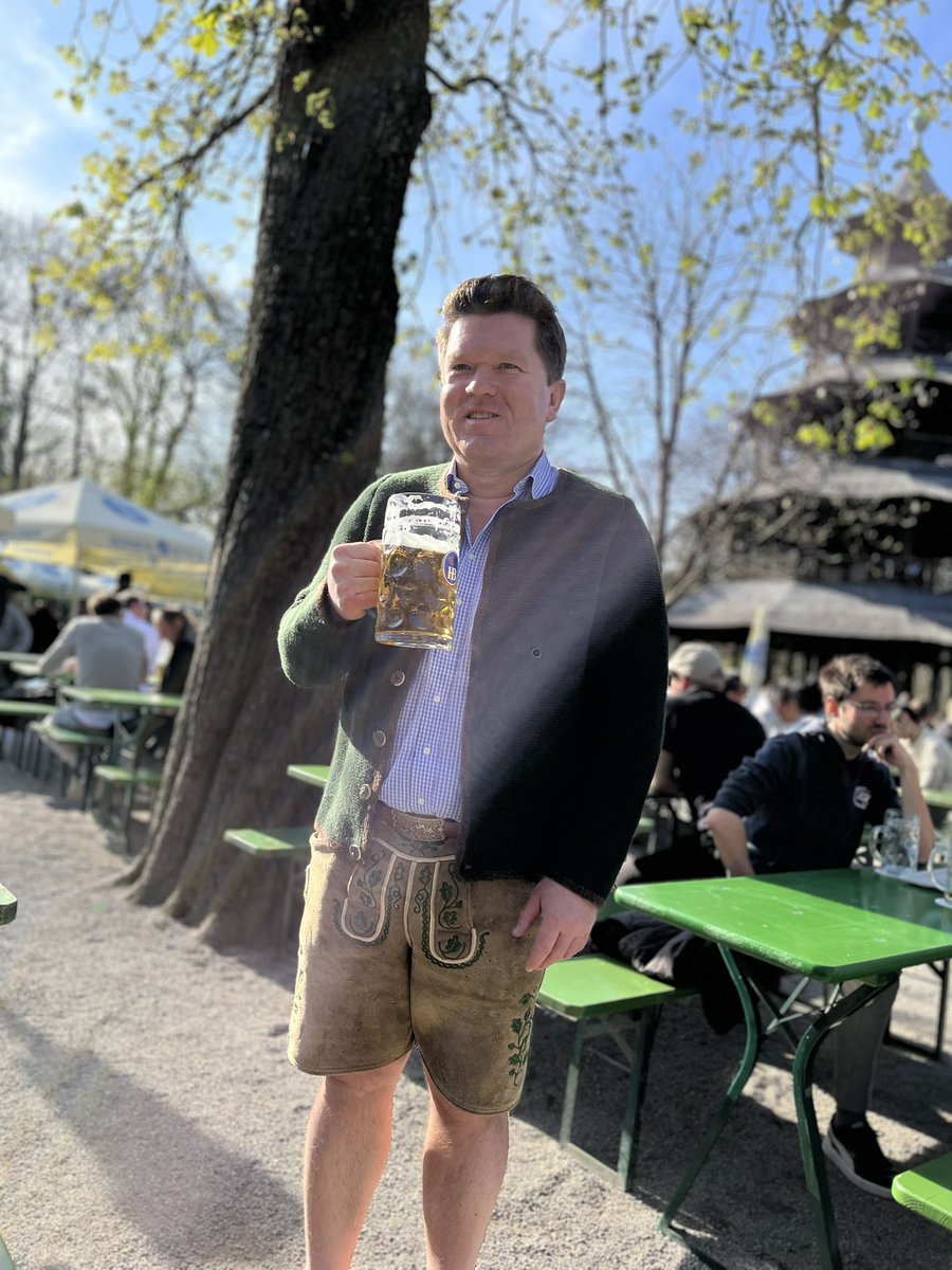 FlorianPost's tweet photo. Biergarten-Saison am Turm hiermit offiziell eröffnet! Prost! 🍻 #biergarten #heimat #bayern #sonne #münchen https://t.co/xEiT2MQBAL