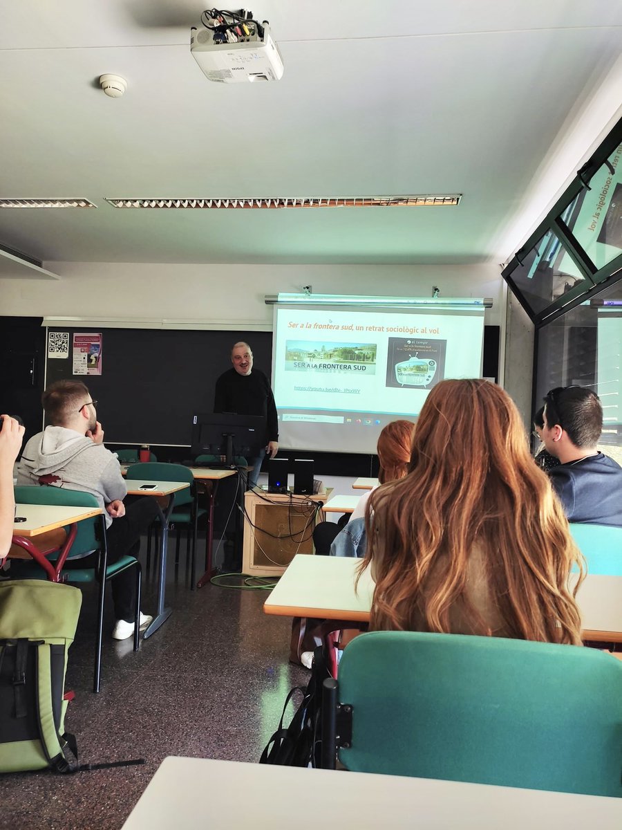Ahir Robert Escolano, vicepresident d'El Tempir, presentà el nostre documentari "Ser a la frontera sud" dins del VII Congrés Internacional de l'Associació de Joves Investigadors de Llengua i Literatura Catalanes que té lloc a la #UA. Gràcies per la gran acollida i interés!