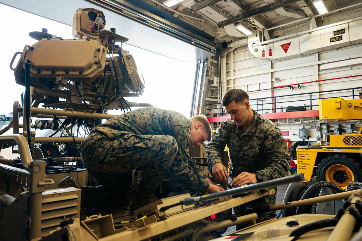 USMC's tweet photo. Setting up for Success

#Marines with @22nd_MEU set up a Light-Marine Air Defense Integrated System during Amphibious Squadron 8 (PHIBRON 8), 22nd MEU Integration (PMINT) exercise. 

PMINT fully integrates the 22nd MEU with PHIBRON 8 while at sea.

#USMC #SemperFi #training https://t.co/BAZniITZXH