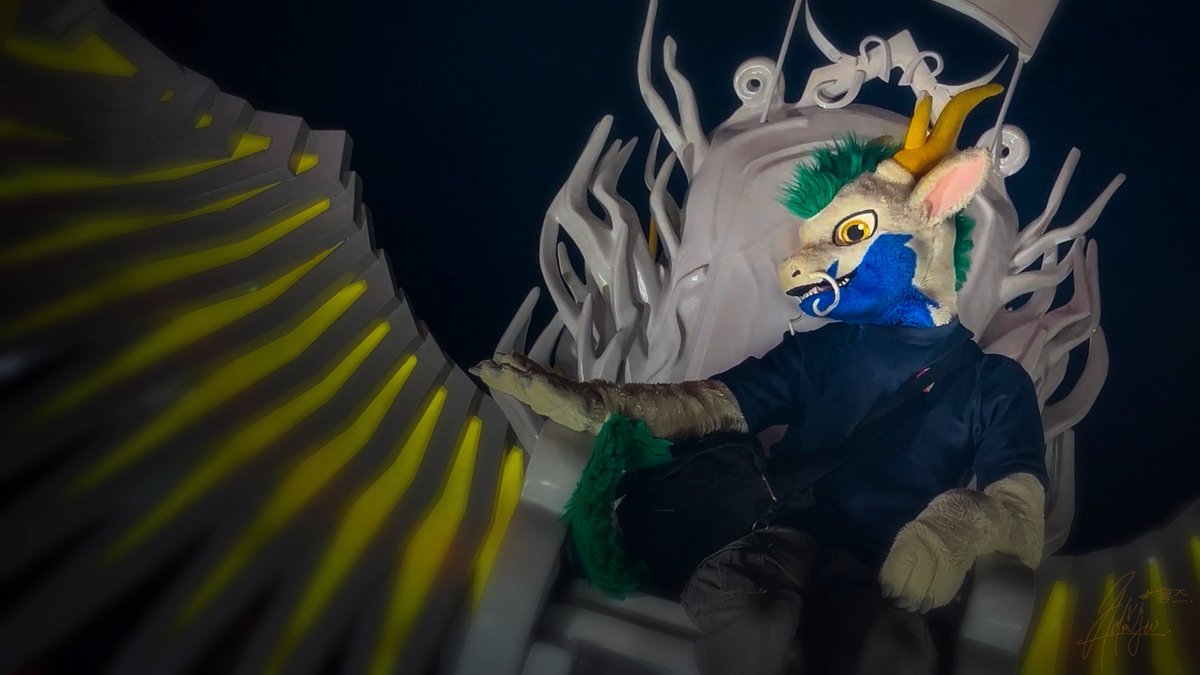 BusCaptainDrgn's tweet photo. Throne of wings~ 
翅膀之王座~
📷: @holmjeu 
🧵:@DRAGONGO02 
#FursuitFriday https://t.co/DZEXsLNWun