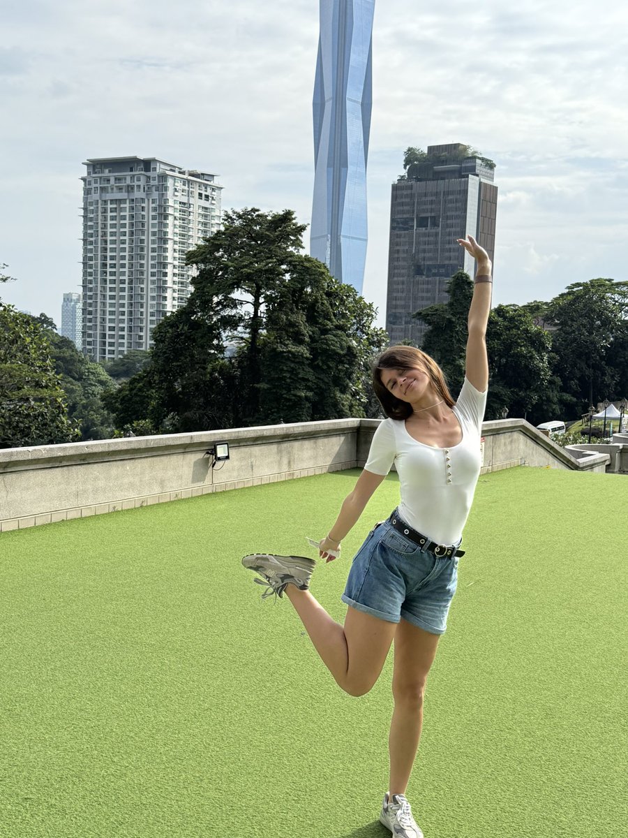 VikaStrelchenko's tweet photo. Будем истекать кровью и говорить, что это клюквенный щербет https://t.co/jwJVWGtvxS
