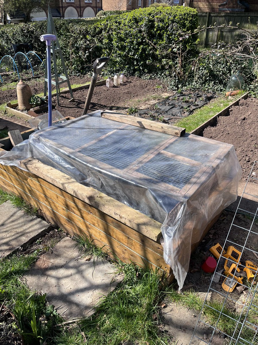 mygardentalkst1's tweet image. Afternoon folks … &amp;amp; so warm!
I do like a bit of upcycling. Never throw away your failing clothes horses … they can transition into the garden 😀👍🏼
#gardening #coldframe #netting 
Have a great weekend…