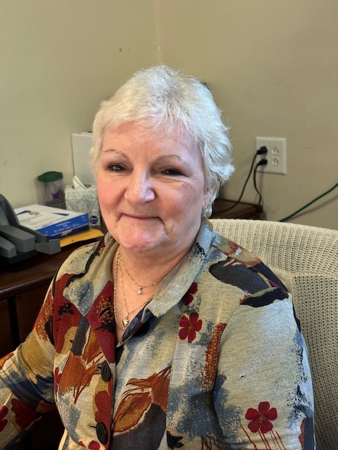 ✨FOX FEATURE FRIDAY ✨
Today's Fox Feature is our Comptroller/Treasurer, Angela Heissenbuttle. Angela has been with Fox Music for 6 years. She takes care of our accounts payable and keeps us all in line!
Fun Fact about Angela: she loves to dance!