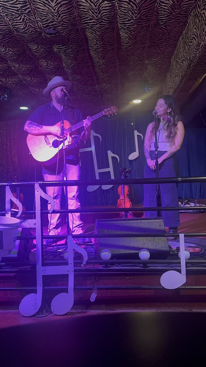 TheRealDexterM1's tweet photo. The very talented singer-songwriter and fiddler @StevenABowman — I’m really loving the new music and the looping he’s been doing lately. Such a cool vibe.
Check out Bowman on Spotify, Apple Music, and all major streaming platforms!
#SingerSongwriter #LiveLooping #FiddlePlayer https://t.co/uQo9qZBpc3