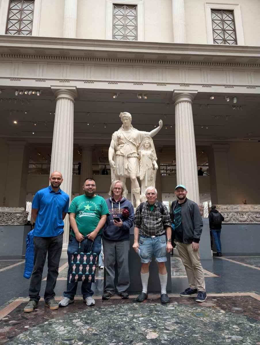 esperantonyc's tweet image. Rain or shine — we still show up! A great time practicing Esperanto and enjoying classical art at the Met this weekend. Come speak with us at the next meetup — all levels welcome! 
#Esperanto #LearnLanguages #NYCevents
Ni ĝuis Esperanton kaj arton ĉe la Metropola Muzeo. #NovJorko