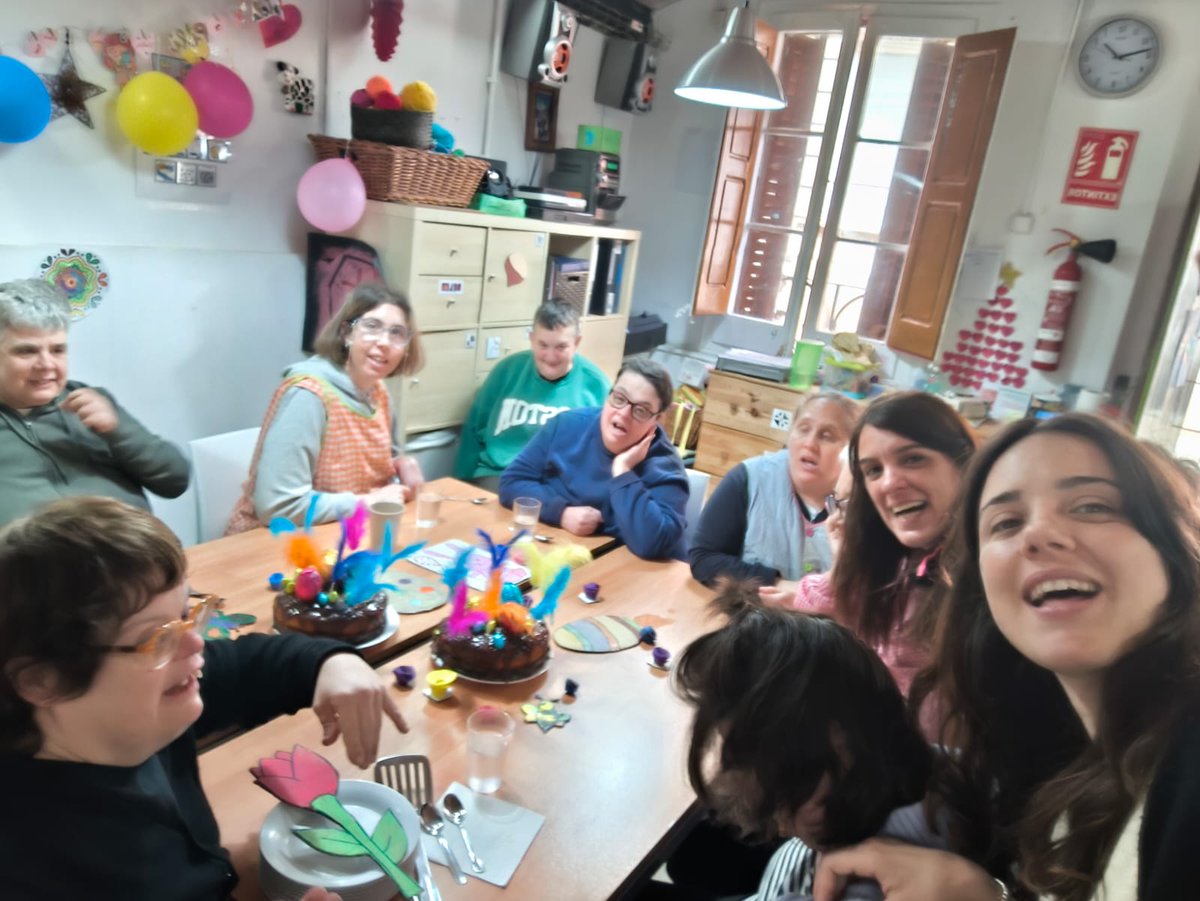fundacioaspasim's tweet photo. L'activitat no s'atura! Si durant els primers dies de la setmana vam preparar les roses de Sant Jordi 🌹🌹 avui hem fet unes delicioses mones de pasqua. Oi que fan goig? Doncs ja no en queda ni un bocí. Després de preparar-les, res millor que menjar-se-les!
#mones https://t.co/JWKyf86CWl