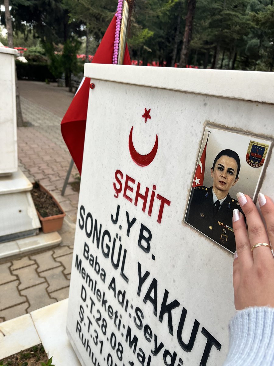 Kadın olmak zor, asker olmak daha da zor.
Ama sen ikisini de gururla taşıdın.
Bu ülkenin kız çocukları, senin yoluna bakacak.
Senin gibi dimdik yürümek için…
Senin gibi iz bırakmak için…🇹🇷