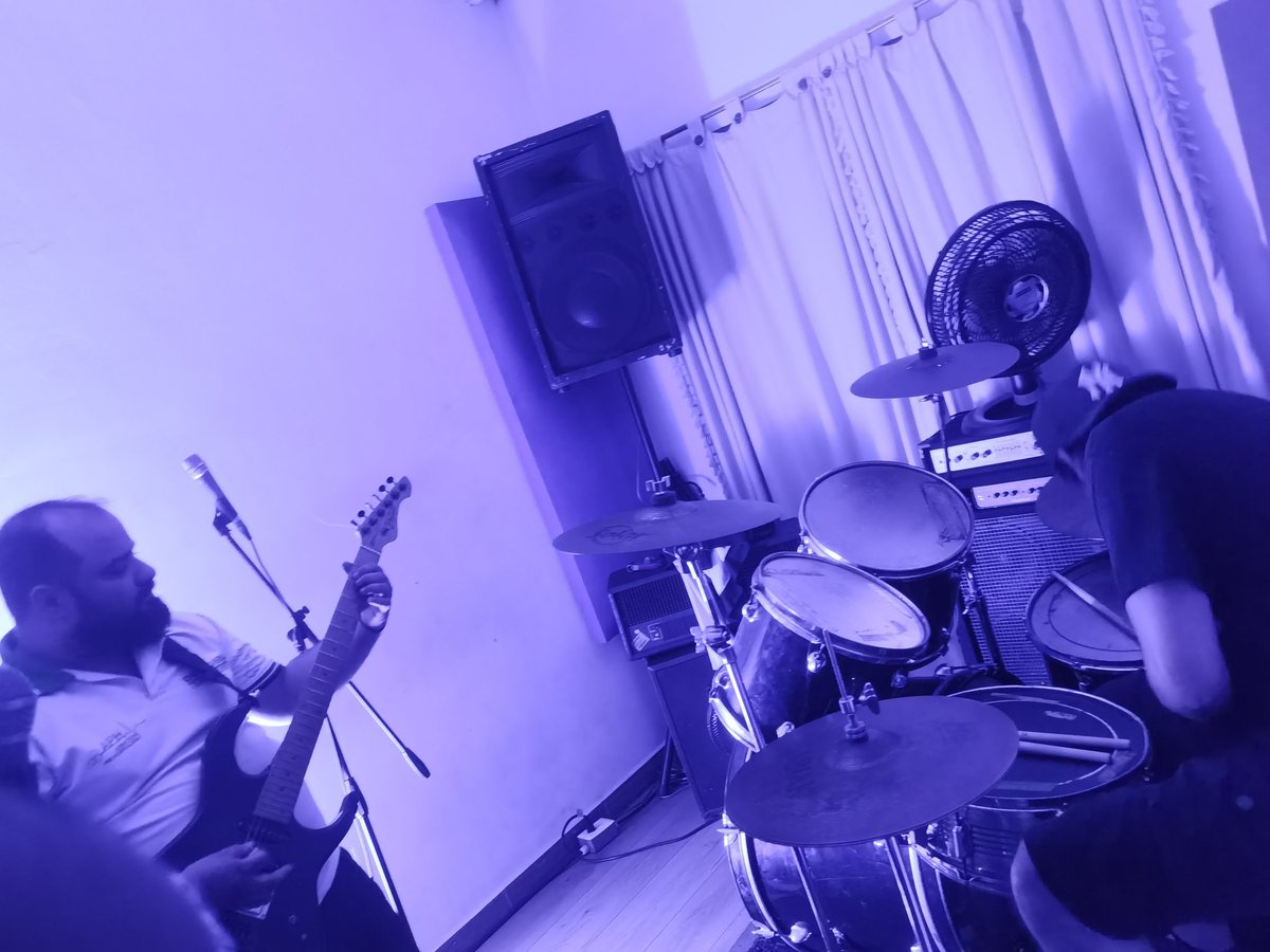 toxic_frank's tweet photo. Juan Manuel y su banda - nuclear attack - Meat Grinder - dysenteria en la sala de ensayo #Rockartes https://t.co/WEh9ppKEhp
