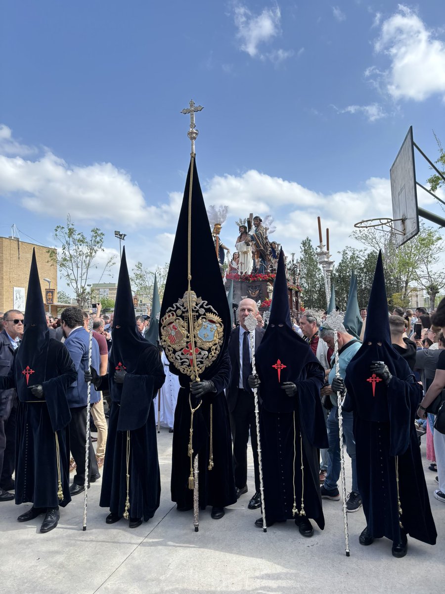 Javier Comas (@javiercomasr) on Twitter photo Estampa para el recuerdo: nazarenos de la <a href="/HdadCarreteria/">Hermandad Carretería</a> en el Polígono Sur, acompañando a <a href="/ByE_PoligonoSur/">ByE_HumildadyCaridad</a> en su primera salida como hermandad de penitencia.
#SSantaSevilla25 Estampa para el recuerdo: nazarenos de la <a href="/HdadCarreteria/">Hermandad Carretería</a> en el Polígono Sur, acompañando a <a href="/ByE_PoligonoSur/">ByE_HumildadyCaridad</a> en su primera salida como hermandad de penitencia.
#SSantaSevilla25