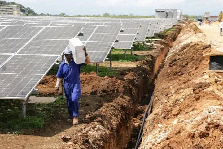Las máximas autoridades políticas y gubernamentales de la provincia de Granma visitaron la víspera el parque fotovoltaico Juan Pérez II de Niquero.
 
✍️ Fuente: Empresa Eléctrica de Granma 

#UNE #UnidosXCuba #UniónEléctrica #PorCubaJuntosCreamos #Cuba