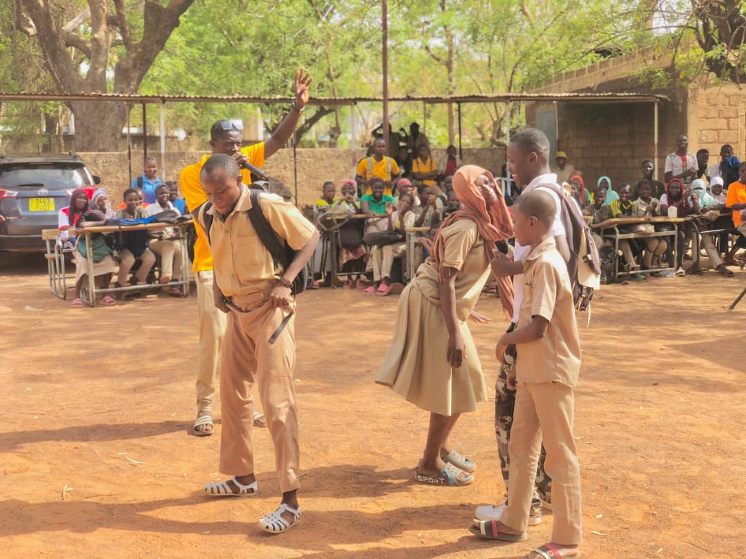 Les jeunes des clubs de paix poursuivent leurs initiatives de Paix dans les écoles. Le 10 avril 2025 en collaboration avec l'administration et le cercle d'écoute, ils ont organisé une séance de sensibilisation sur les  VBG au lycée professionnel de la région du Centre.