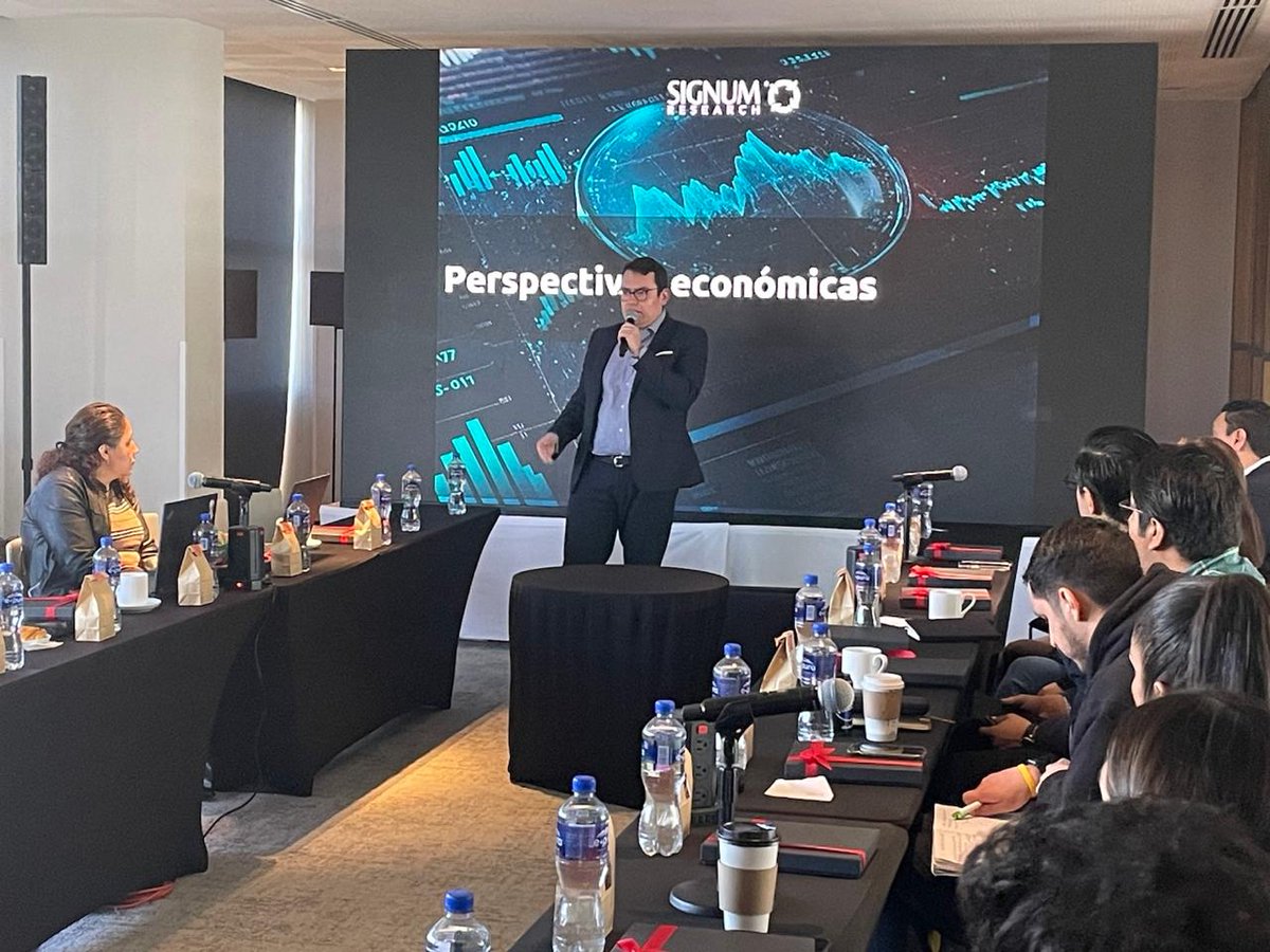 Signum_Research's tweet image. 📅 El pasado 10 de abril, tuvimos el privilegio de compartir una presentación con miembros de Grupo Elektra, donde exploramos juntos las perspectivas económicas actuales y los posibles escenarios para los próximos meses.🔍📊
.
.
#Economía #PerspectivasEconómicas #GrupoElektra