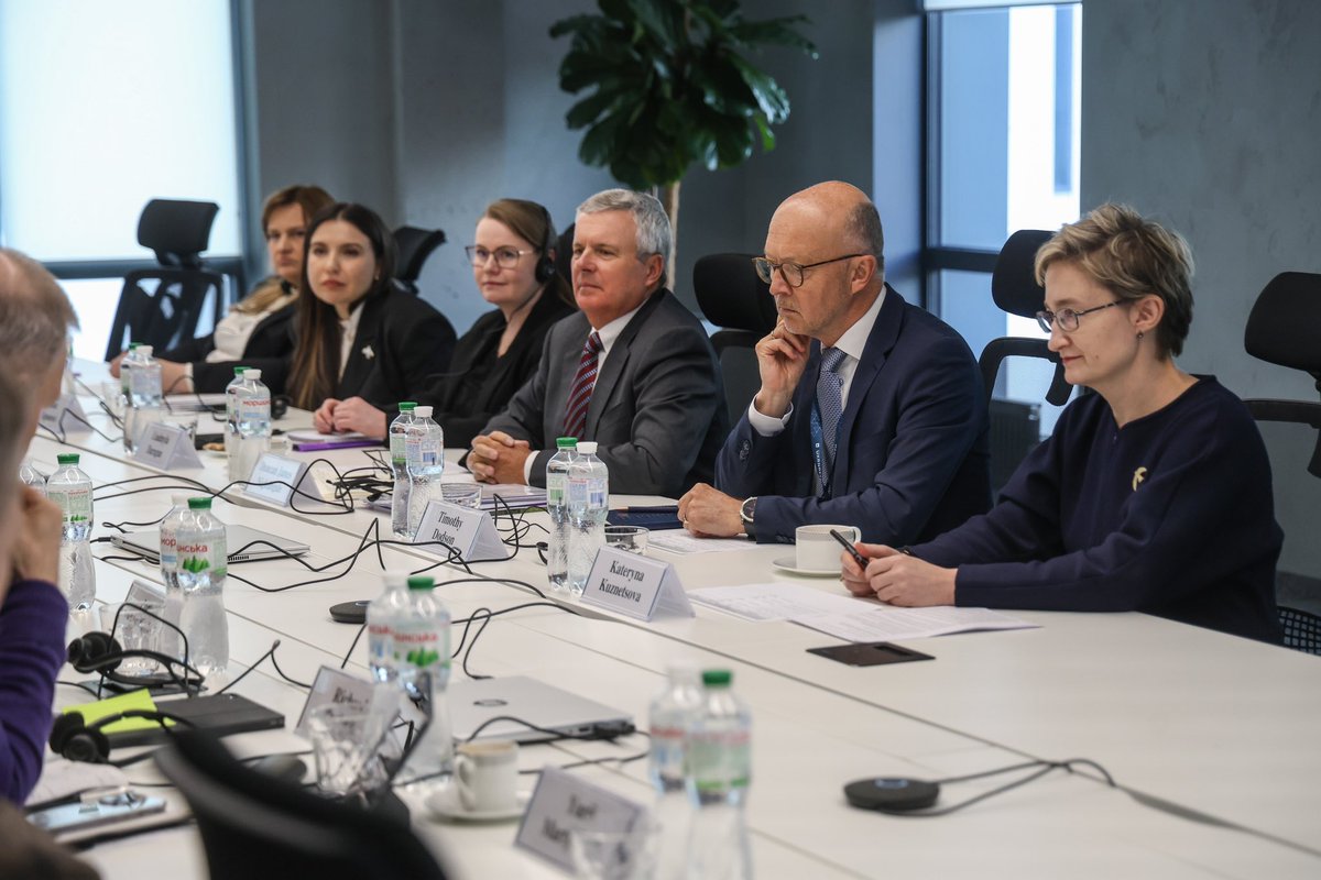 Більше співпраці — більше українського газу і нафти

У Нафтогазі відбулася зустріч наглядових рад НАК «Нафтогаз України» та ПАТ «<a href="/Ukrnafta_com/">Укрнафта</a> ».
Фокус — посилення синергії всередині Групи для збільшення видобутку.

Деталі зустрічі — за посиланням: cutt.ly/DrfoKeWC
