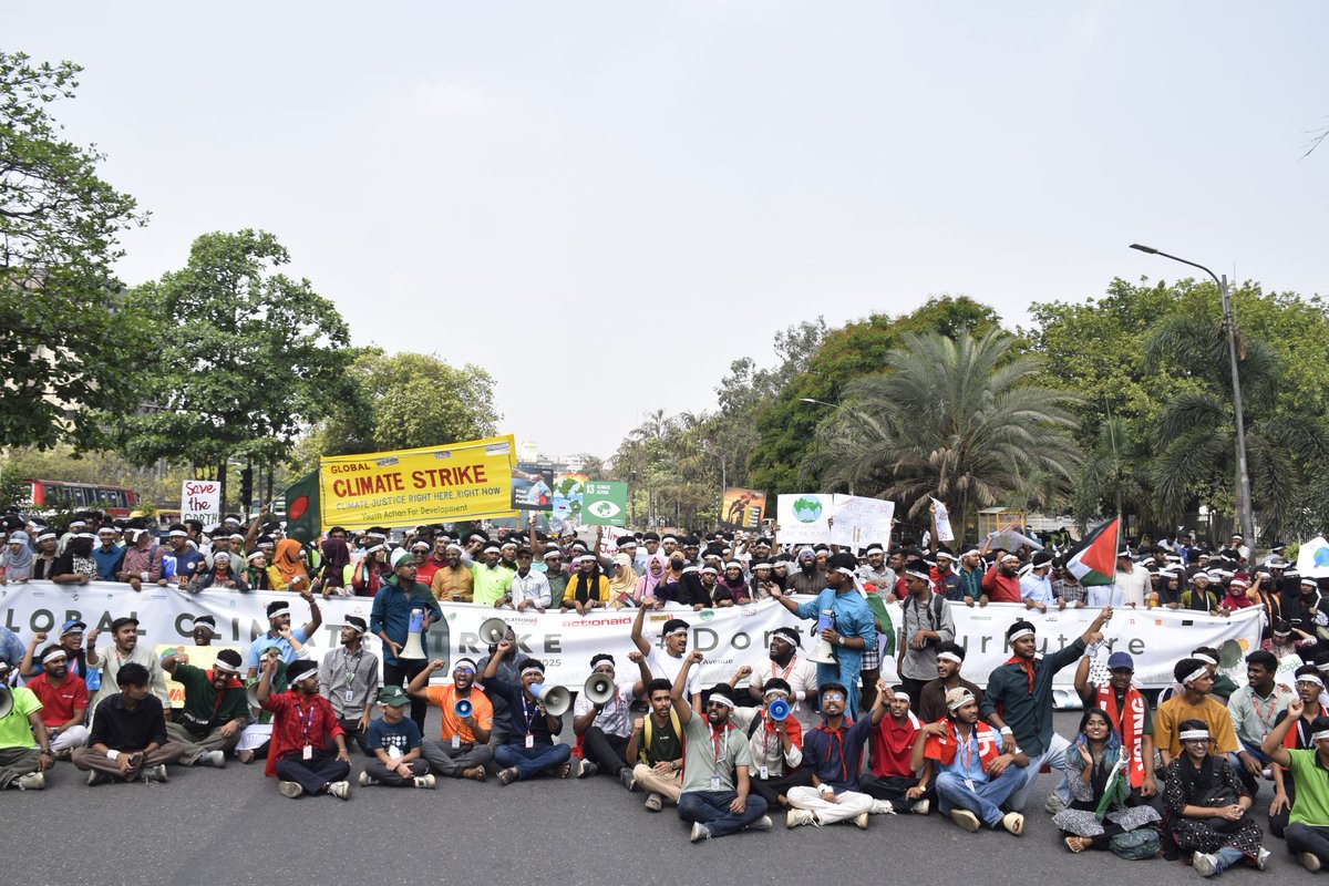 iam_RNN's tweet photo. Shurjodoy Youth Society &amp; 33 youth orgs joined the #GlobalClimateStrike at Manik Mia Ave with support from @AABangladesh.
We demand #ClimateJustice, a just transition to #RenewableEnergy, and an end to fossil fuels. The youth won't stay silent!
#iamRNN #DontSellOurFuture https://t.co/Wbw2toPxyk