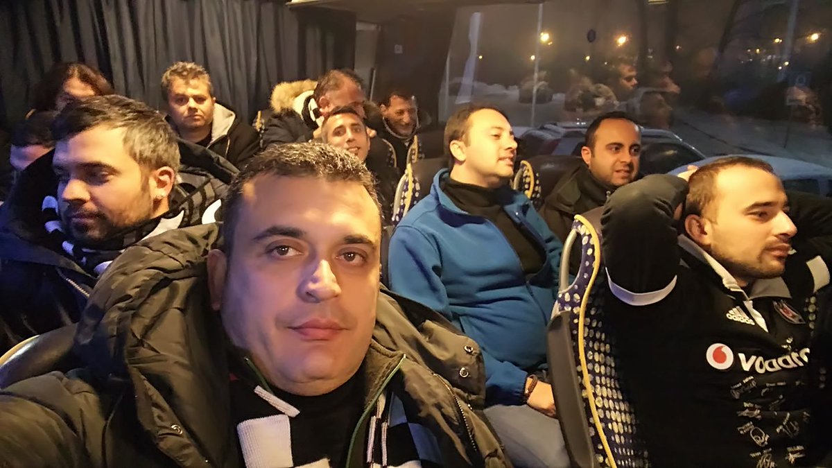 forzabesiktas's tweet photo. Alper Sarısoy

Tribünlerden tanıdığımız, hayatın içinden, gönlümüzden biri…
Hayatı tribünlerde yoğurmuş bir dostumuz Alper. Binlerce maç, yüzlerce deplasman, nice kongre, nice organizasyon… Haritaların yırtıldığı, bakışların dostlukla buluştuğu, omuz omuza verilen mücadelelerin tam ortasında hep vardı. Şehirlerde, ilçelerde, tribün etkinliklerinde, Beşiktaş sevdasının olduğu her yerde emeğiyle, yüreğiyle iz bıraktı.
Ne biriktirdiyse hayatında Beşiktaş’a dair, hepsini taşıdı yanında. Arma, siyah-beyaz, dostluk, mücadele… Çok konuştu, çok koşturdu, çok emek verdi.
Sinop Ayancıklı ama çocukluğu Beşiktaş’ta geçti. Gençliği, yetişkinliği… Hayatının hiçbir evresinde Beşiktaş’tan kopmadı. Gideni oldu ama o ayrılmadı. Verecek hiçbir şeyi kalmadığında bile selam verdi, omuz uzattı, el verdi.
Ruhu ve bedeni, siyah beyaza olan aşkıyla yoğruldu. Bu sevdayla yürüdü, koştu, dimdik durdu. Ve asla susmadı…

Kadıköylü Alper
Kuzey ve Nehir’in babası…
Bazı şeyleri yazmak gerçekten zor. Hele ki gençse, hele ki dostsa… Ve kelimeleri yan yana getirmek bize düşüyorsa, bu hüznün en ağır yükünü de taşımamız gerekiyor demektir.
Beşiktaş neredeyse, orada tanıdık birbirimizi. Kaşlarımızı çatmadan, birbirimizi kırmadan, güzel hatıralar biriktirdik birlikte.
Alper şimdi demans ile bir mücadele içinde…
Yeryüzü belki adını her yere yazmaz ama dualar, dilekler, temenniler doğru adrese ulaşır. Şimdi elinizi kalbinize götürün ve Alper için bir iyilik, bir içtenlik gönderin.

Güzel dualarınızı, iyi dileklerinizi eksik etmeyin dostlar…