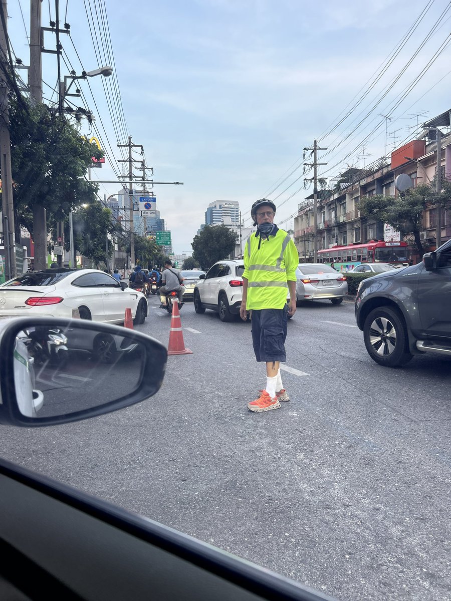 PakkararatchW's tweet photo. @fm91trafficpro มีชาวตืางชาติมาช่วยโบกรถ จรงทางเข้า ซอยอรรถกวี ฝั่งถนนพระราม 4..น่ารักมาก https://t.co/5HpigaTCSj
