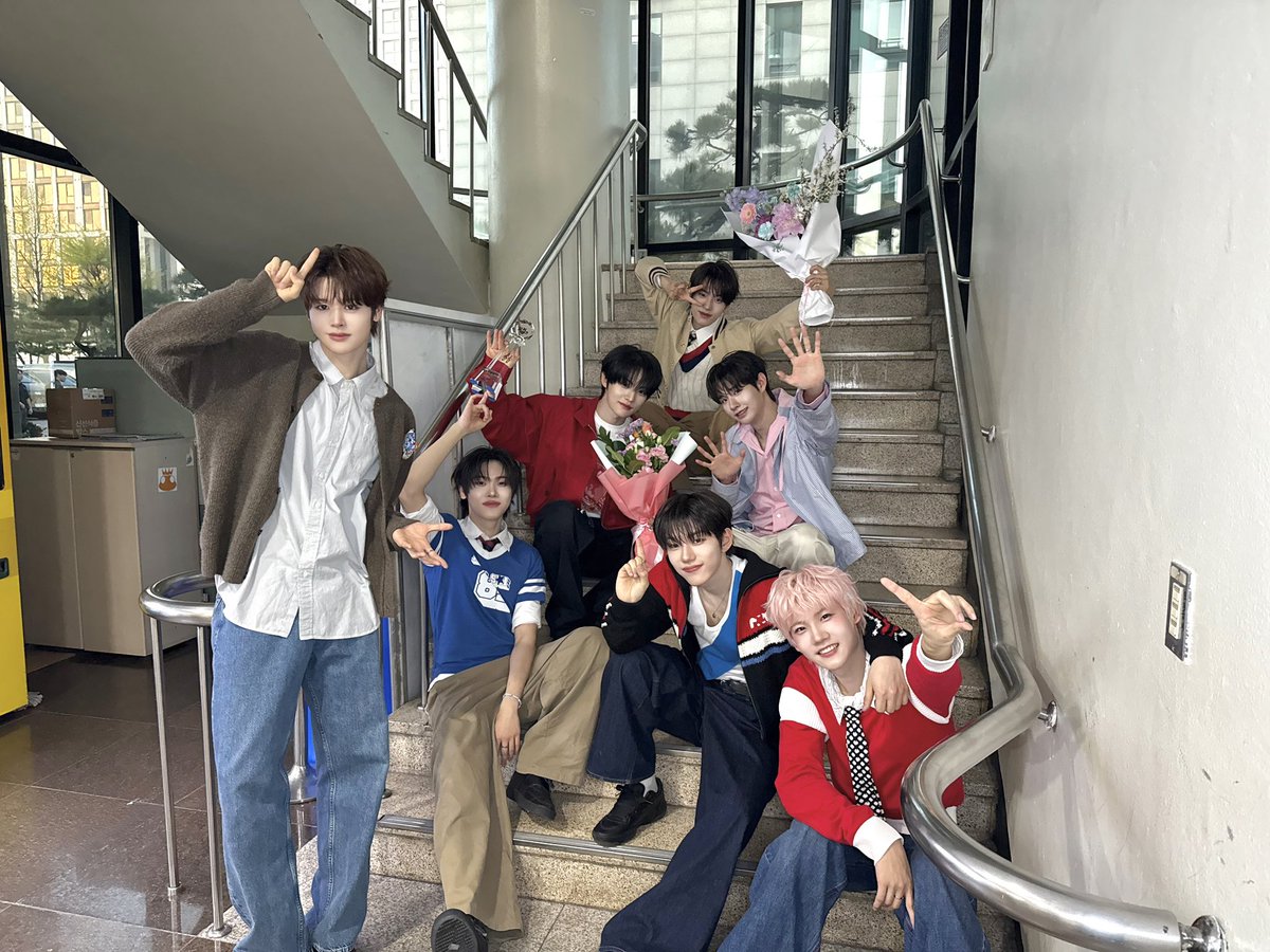 ourspring99z's tweet photo. WAAAAAAAAAA
so proud of you my 7 congratulations on getting another win 👏🏻🥹@CYE_MEMBERS7 
#AllMyPoetry2ndWin
#CLOSEYOUREYES2ndWin https://t.co/YfMzXRBpWM