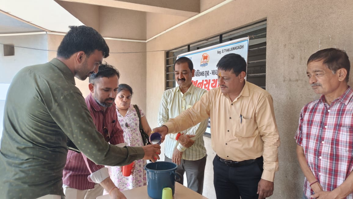 હાલની હિટવેવની આગાહીને ઘ્યાને લઇ માન.શ્રી કલેકટર સાહેબ જુનાગઢના માર્ગદર્શન તેમજ માન.શ્રી પ્રાંત અઘિકારી સાહેબ વંથલીની સુચના મુજબ  શ્રી અનસુયા ગૌ ઘામ અને અન્નક્ષેત્ર માણાવદરના સહયોગથી મામલતદાર કચેરી માણાવદર ખાતે આવનાર દરેક અરજદારશ્રીઓને મફત છાસ વિતરણ શરૂ કરવામા આવ્યુ.