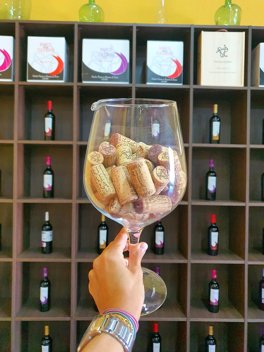 ¡Por fin viernes! Disfrutad de vuestros planes de Semana Santa, a poder ser acompañados de buen vino Barco las Culebras Ribera del Duero.

Todos ellos, vinos:
📍 De Pesquera de Duero
🍇 Tempranillo 100%
🍷 Concebidos para disfrutar
🌱 Veganos
🛒 barcolasculebras.com/tienda-online