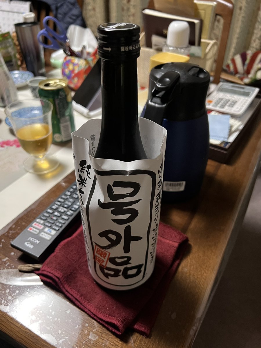 ojizousan's tweet photo. 本日の酒林堂配信のお供は

お酒は蓬莱の『��外品　純米大吟醸生』

肴は「新じゃがと鶏肉の味噌バタ炒め」「蛍烏賊とのらぼう菜の酢味噌」「栃尾揚げの味噌挟み焼き」「鰹のタタキ」「素焼きナッツとドライ蜜柑」です。

実家で親父と一杯やっているので帰宅後にアーカイブ拝見致します。

#酒林堂 https://t.co/0lZR6SLn0j