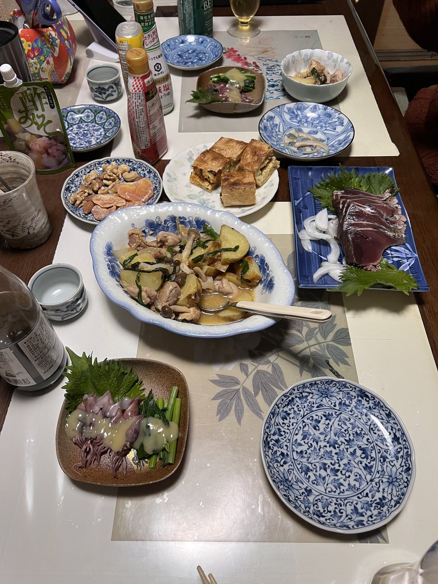 ojizousan's tweet photo. 本日の酒林堂配信のお供は

お酒は蓬莱の『��外品　純米大吟醸生』

肴は「新じゃがと鶏肉の味噌バタ炒め」「蛍烏賊とのらぼう菜の酢味噌」「栃尾揚げの味噌挟み焼き」「鰹のタタキ」「素焼きナッツとドライ蜜柑」です。

実家で親父と一杯やっているので帰宅後にアーカイブ拝見致します。

#酒林堂 https://t.co/0lZR6SLn0j