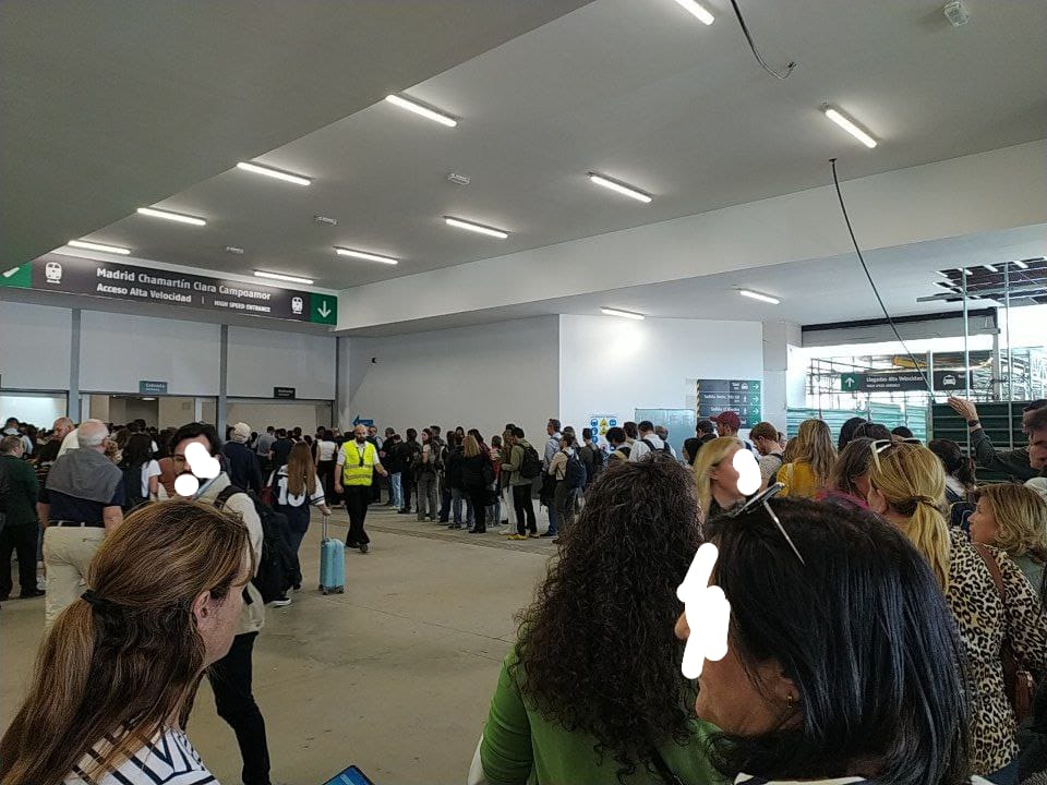 usuariosaveseg1's tweet photo. Hoy día de gran afluencia en Chamartín. 
A @adif se le ocurre cerrar el acceso rápido para usuarios frecuentes por una gotera, pero NO habilita otro.

@InfoAdif alguna sugerencia??

Así nos tratan a los usuarios frecuentes.😡😡😡😡
@transportesgob @oscar_puente_ https://t.co/Jrr6mx3eQI