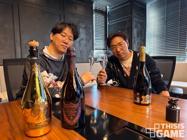 Genki_JPN's tweet photo. Stellar Blade Director Kim Hyung Tae and Dave the Diver Director Jaeho Hwang both say the game series that most inspired them is the Yakuza / Like A Dragon series!

The two got together to have a long conversation about their love for the series!

https://t.co/IW7AT7Dp6c https://t.co/rrJrvvbGcW