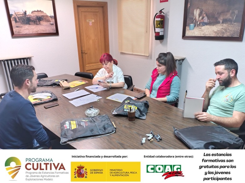 Finaliza la estancia  119.1 en la explotación apícola de #titularidadcompartida #LaCazurra en #LaRobla, #León. Hoy de formación en la sede de <a href="/UcaleCoag/">UCALE COAG</a>, con nuestra compañera Susana Gallego.
+ ℹ️:
acortar.link/SZP4P0
acortar.link/LZrCb8
@mapagob 
<a href="/La_COAG/">COAG</a> 
<a href="/CoagCyl/">COAG CyL</a>