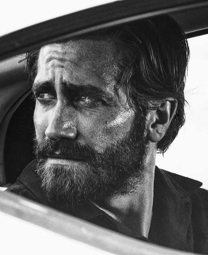 a_ali_pp's tweet image. نظرة من عابر مجهول ترى فيه فوهة وتنتظر الوميض
خطواتك الثقيلة ومسيرك البطئ تراه هوانا وليس وقار
عمر اضعته تحمي الحدود
في كل مرة تعود لكهفك
لا تنسى ابدا تغيير الطريق
فما زلوا ينتظرون تعليق صورتك على جدار
ويبتسمون بسرهم ويهمسون رحل اخر شاهد على هزيمتهم
كان المطلوب ان تكون شهيد