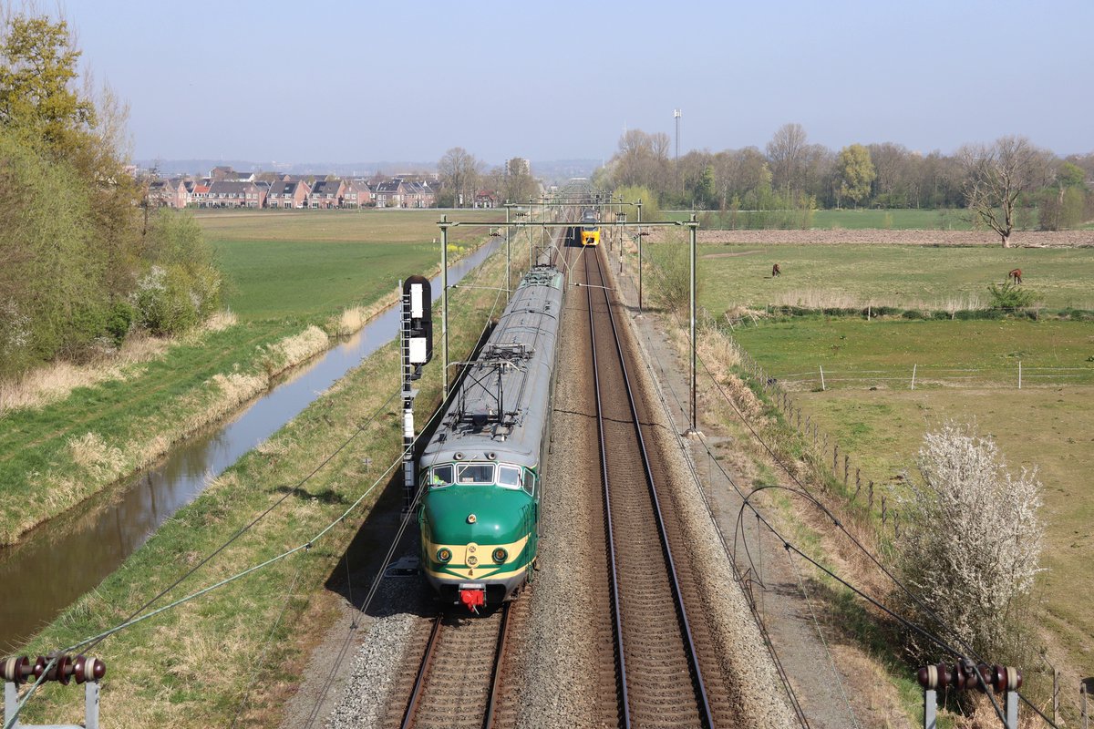 OVnieuwsINFO's tweet photo. Vandaag reed de Mat'54 (Hondekop) een rit vanaf Arnhem Goederen Opstel NS (AhGONS) naar Maastricht. Aldaar zal het treinstel onderhoud krijgen. Wij zetten de trein in Arnhem Zuid op de foto.

#Mat54 #Hondekop #Treinennieuws #OVnieuws #OpenbaarVervoer #Treinleven #Railways https://t.co/11DAPAkeOe