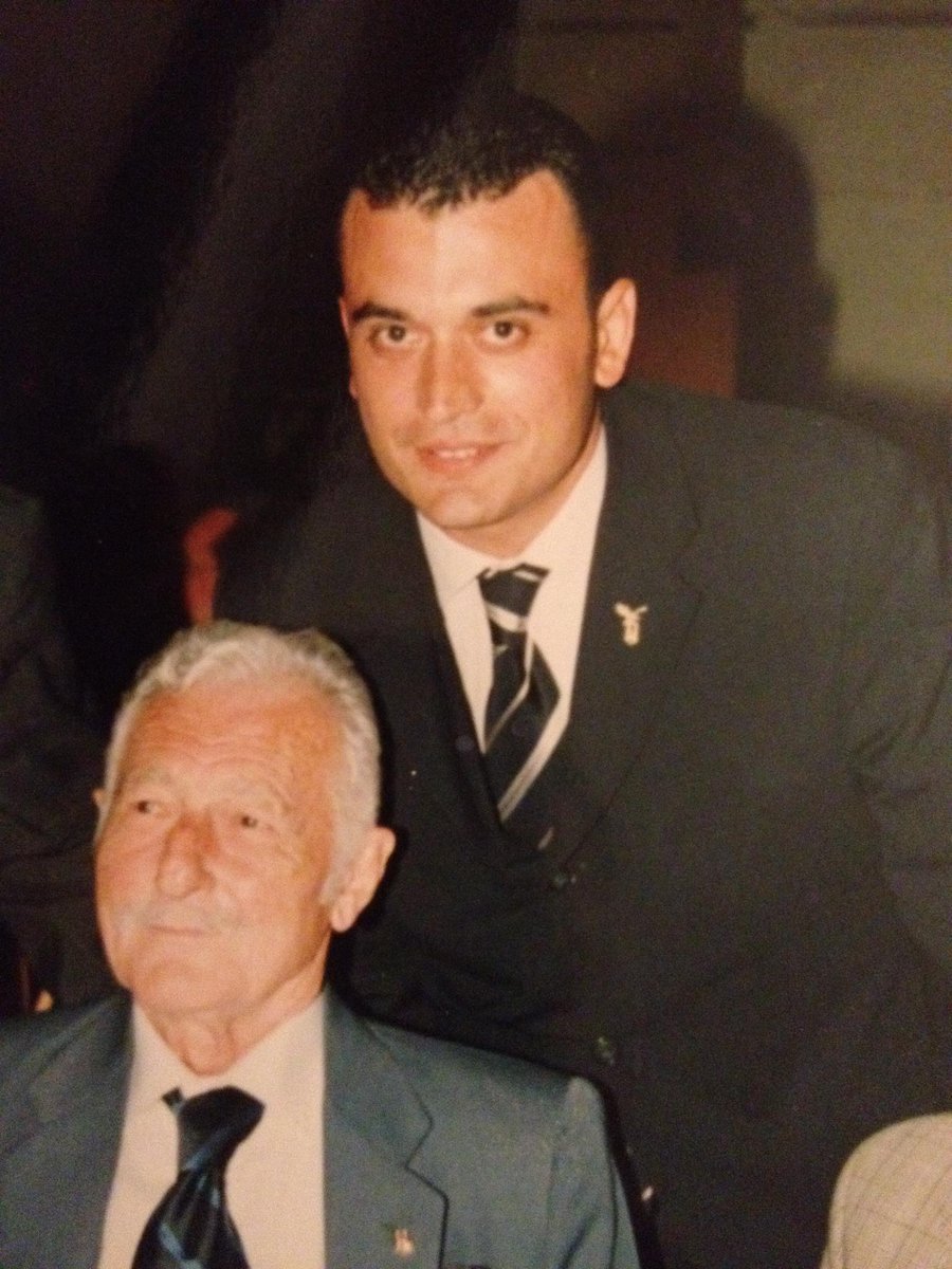 forzabesiktas's tweet photo. Alper Sarısoy

Tribünlerden tanıdığımız, hayatın içinden, gönlümüzden biri…
Hayatı tribünlerde yoğurmuş bir dostumuz Alper. Binlerce maç, yüzlerce deplasman, nice kongre, nice organizasyon… Haritaların yırtıldığı, bakışların dostlukla buluştuğu, omuz omuza verilen mücadelelerin tam ortasında hep vardı. Şehirlerde, ilçelerde, tribün etkinliklerinde, Beşiktaş sevdasının olduğu her yerde emeğiyle, yüreğiyle iz bıraktı.
Ne biriktirdiyse hayatında Beşiktaş’a dair, hepsini taşıdı yanında. Arma, siyah-beyaz, dostluk, mücadele… Çok konuştu, çok koşturdu, çok emek verdi.
Sinop Ayancıklı ama çocukluğu Beşiktaş’ta geçti. Gençliği, yetişkinliği… Hayatının hiçbir evresinde Beşiktaş’tan kopmadı. Gideni oldu ama o ayrılmadı. Verecek hiçbir şeyi kalmadığında bile selam verdi, omuz uzattı, el verdi.
Ruhu ve bedeni, siyah beyaza olan aşkıyla yoğruldu. Bu sevdayla yürüdü, koştu, dimdik durdu. Ve asla susmadı…

Kadıköylü Alper
Kuzey ve Nehir’in babası…
Bazı şeyleri yazmak gerçekten zor. Hele ki gençse, hele ki dostsa… Ve kelimeleri yan yana getirmek bize düşüyorsa, bu hüznün en ağır yükünü de taşımamız gerekiyor demektir.
Beşiktaş neredeyse, orada tanıdık birbirimizi. Kaşlarımızı çatmadan, birbirimizi kırmadan, güzel hatıralar biriktirdik birlikte.
Alper şimdi demans ile bir mücadele içinde…
Yeryüzü belki adını her yere yazmaz ama dualar, dilekler, temenniler doğru adrese ulaşır. Şimdi elinizi kalbinize götürün ve Alper için bir iyilik, bir içtenlik gönderin.

Güzel dualarınızı, iyi dileklerinizi eksik etmeyin dostlar…