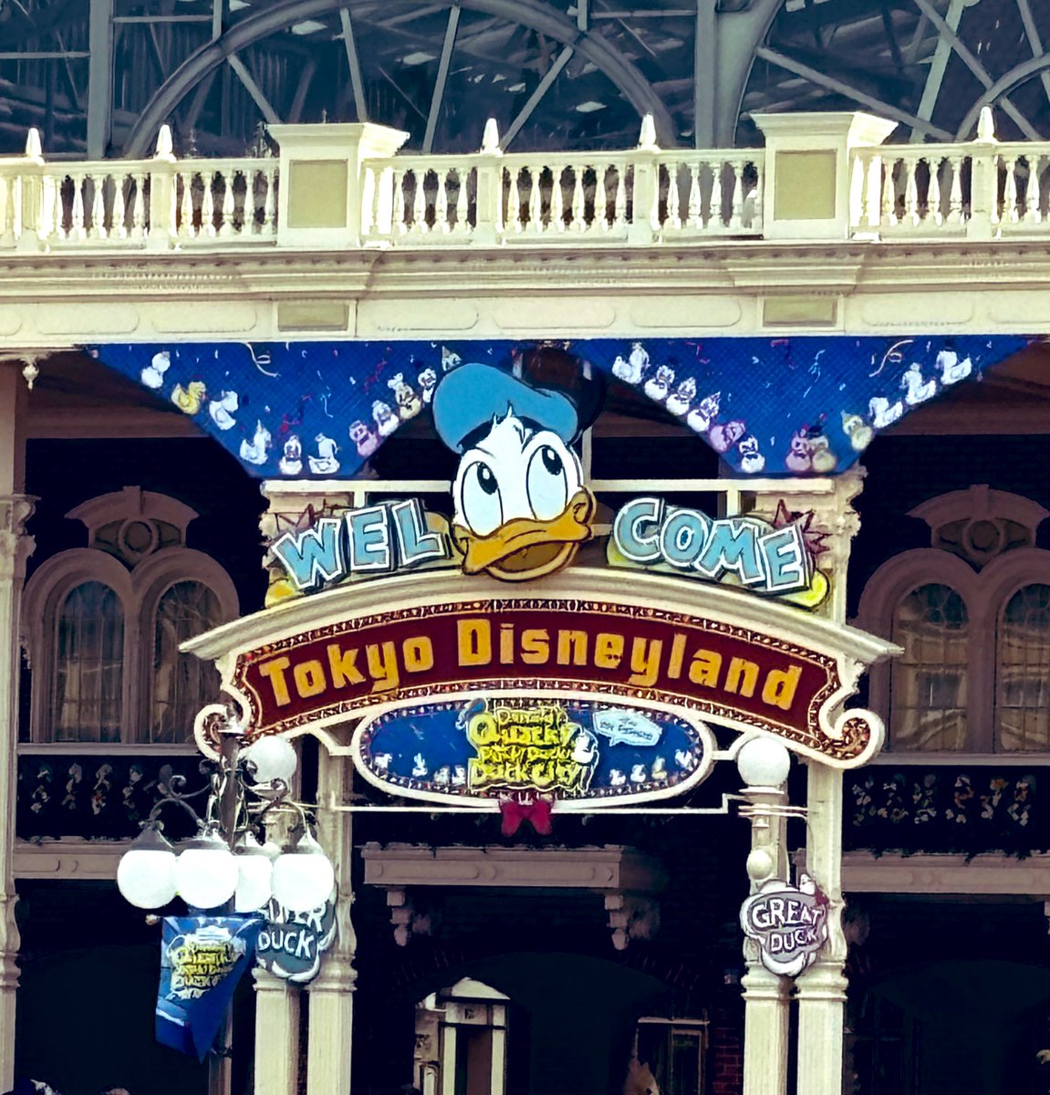 426Shika's tweet photo. お次〜

4/8はランドのドナちゃんのパルパルとシーの推しダフフレ🎉20周年🎉の初日だったので、舞浜周辺をブラブラと歩きリゾラのフリーパス買って、アンバのチックで買ってランチタイムした☺️
ドリンクの杏仁うまし🩵

あとボンボ予約しなかったけどグワ棒🪿と目的のお菓子買って満足🙆‍♀️ https://t.co/ntnMY7DzHP