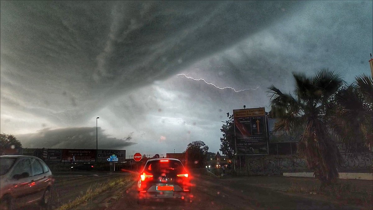 jotactv's tweet photo. Tormenta está mañana #Sevilla #Sevillahoy @ecazatormentas @StormHour @AEMET_Andalucia @tiempobrasero @MeteoGerena  @meteosanjuan @lasextameteo @Storm_Malaga https://t.co/GKjjHJyAoh