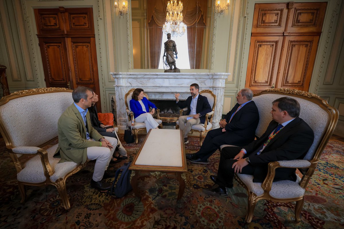 EmbEspBrasil's tweet image. Ontem a Embaixadora e o Governador @EduardoLeite_ conversaram sobre as oportunidades para fortalecer ainda mais as relações entre Espanha 🇪🇸 e Rio Grande do Sul 🇧🇷 

Exploraram parcerias 🤝🏽 em setores como infraestruturas, cultura, educação e ensino do espanhol

📷 Vitor Rosa