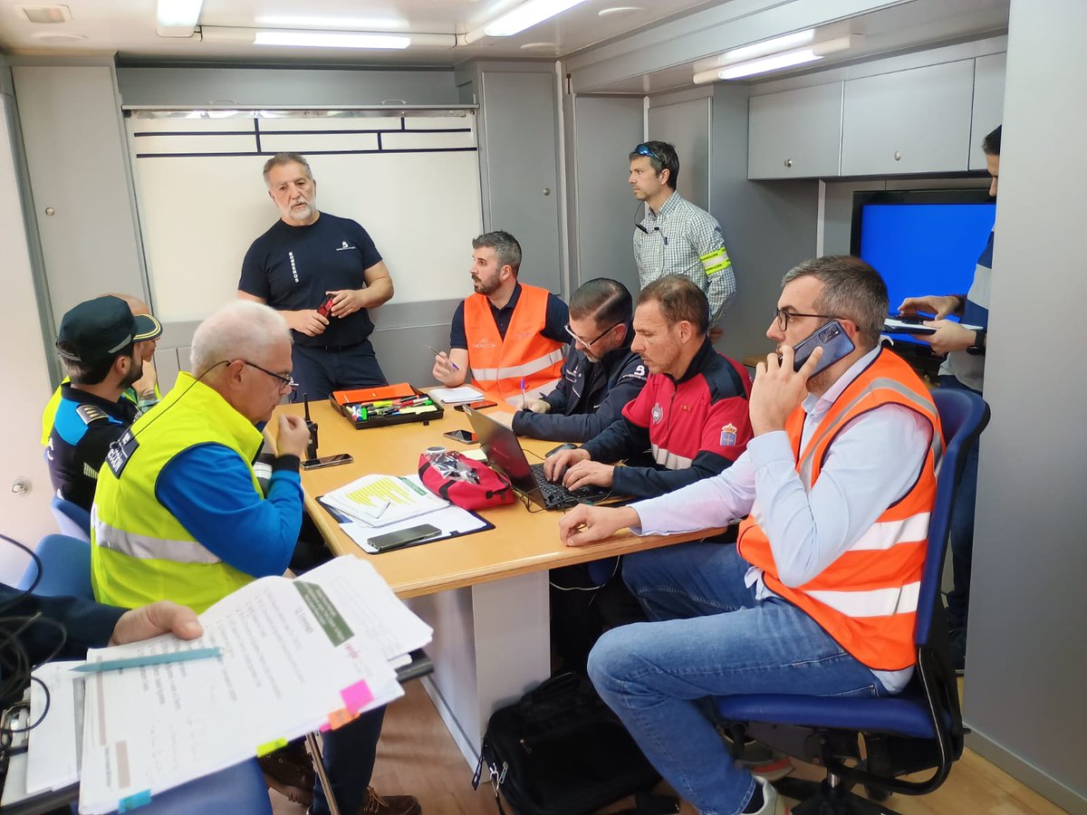 112Asturias's tweet image. Hoy hemos participado en el simulacro conjunto de la activación de planes de autoprotección de @Adif_es y @Renfe para testar la nueva instalación del túnel de #Langreo (Estación Nueva). El #SEPA ha movilizado el vehículo #PMA y el #VAL (apoyo a grades emergencias)