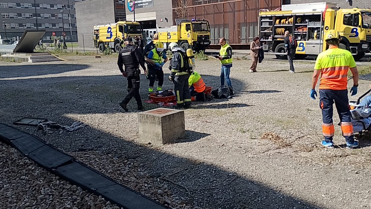 112Asturias's tweet image. Hoy hemos participado en el simulacro conjunto de la activación de planes de autoprotección de @Adif_es y @Renfe para testar la nueva instalación del túnel de #Langreo (Estación Nueva). El #SEPA ha movilizado el vehículo #PMA y el #VAL (apoyo a grades emergencias)