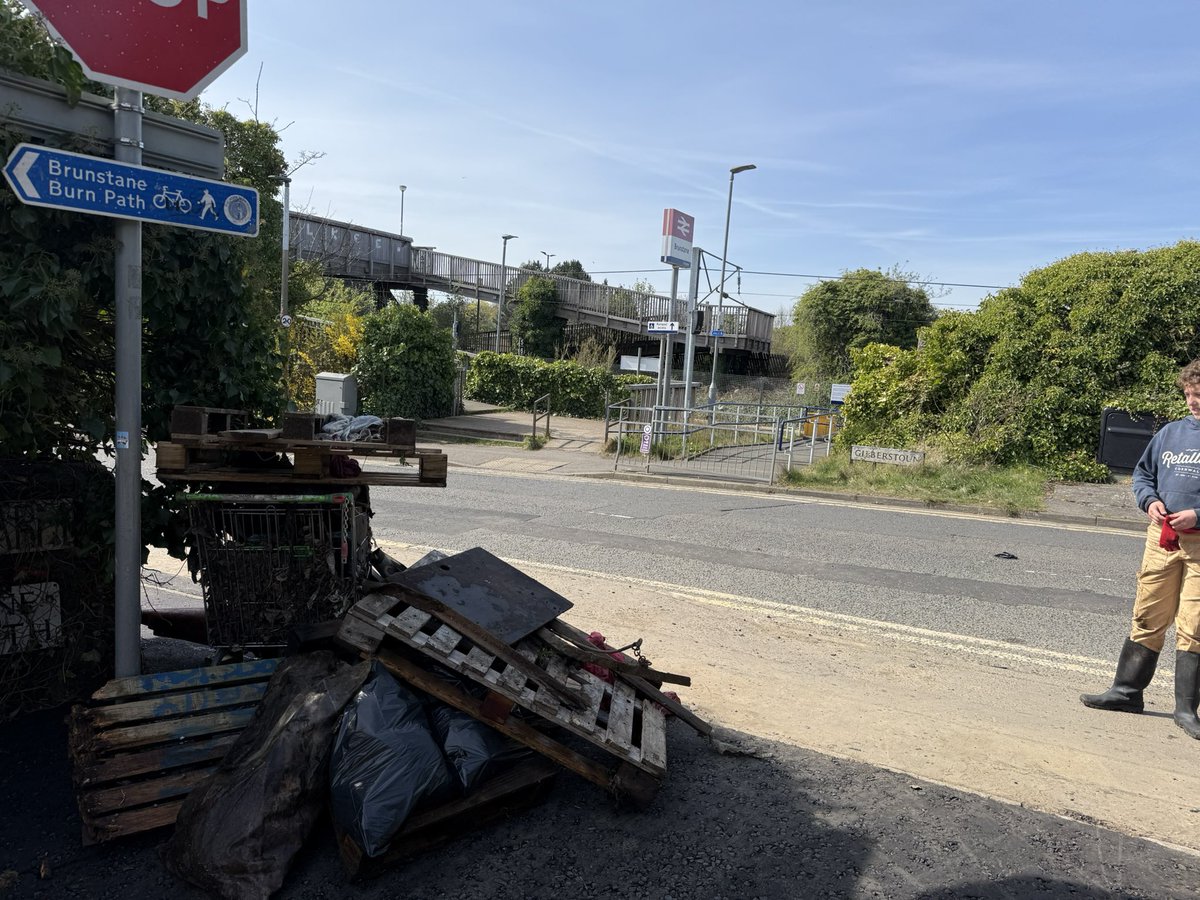 Cleanporty's tweet photo. @edinhelp small litter pick at the top of brunstane burn on brunstane road north with @PortyTimebank . A cleaner river https://t.co/HMlh38Visz