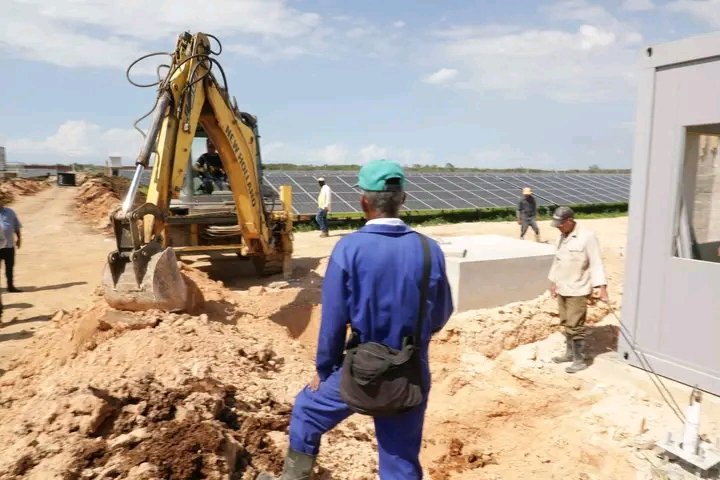 YudelkisOrtizB's tweet photo. En el parque Fotovoltaico de Juan Pérez en #Niquero, restan pocos días para su puesta en marcha ,hay mucho trabajo  y también hombres y mujeres  todoterrenos con mucha consagración y compromiso.

#ProvinciaGranma 
#Cuba https://t.co/ni6Ocl16OY